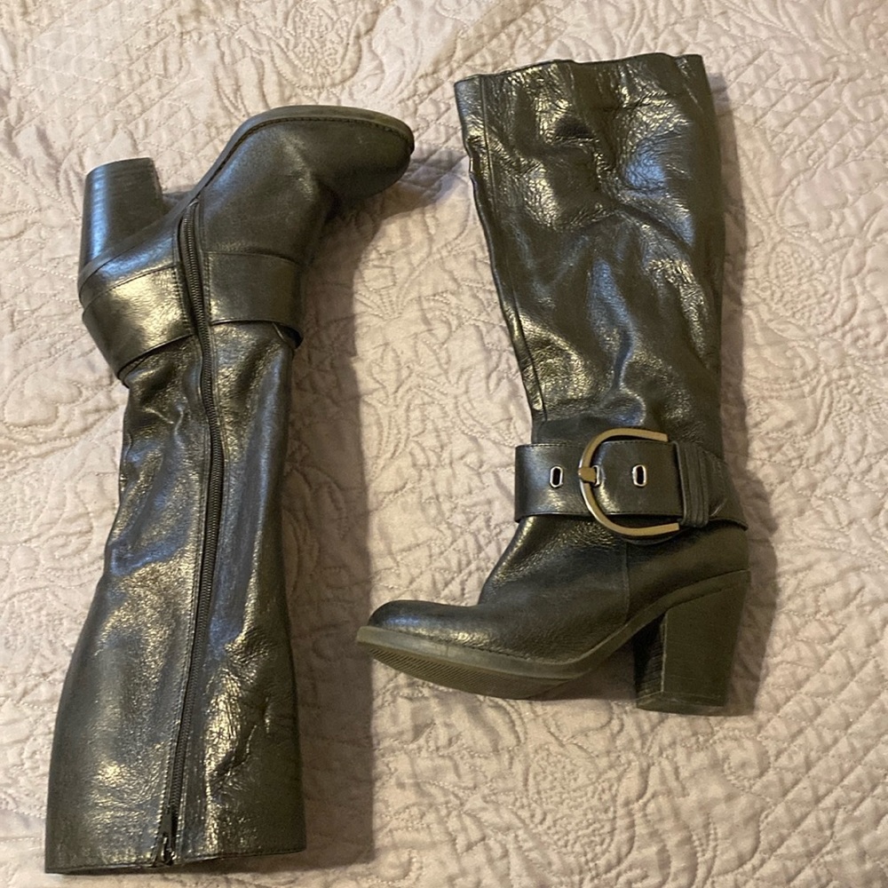 Steve Madden size 6M black boot.